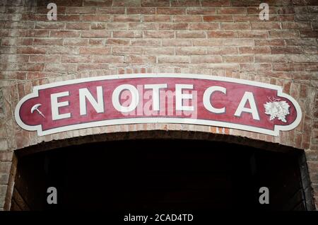 BAROLO, ITALIEN - 19. MÄRZ 2017 - Altes Schild einer italienischen "Enoteca" (was "Weinhandlung" bedeutet) in Barolo (Italien) am 19. märz 2017 Stockfoto