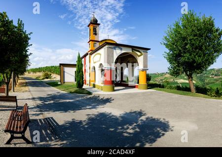 ALBA, ITALIEN - 19. AUGUST 2017 - die Kirche Maria del Carmine in Coazzolo, bei Alba (Italien) am 19. august 2017. Die farbenfrohe Renovierung wurde von durchgeführt Stockfoto