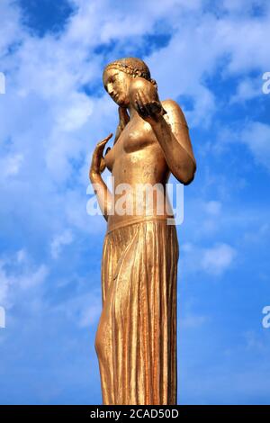 Paris, Frankreich, 16. September 2011 : La Jeunesse Goldstatue Skulptur der Jugend auf dem Trocadero am Eiffelturm Stockfoto