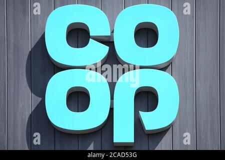Burry Port, Wales, UK, July 1, 2017 : Co Op Logo Werbeschild vor einem seiner Retail-Supermarkt in der Innenstadt Stock Foto Stockfoto