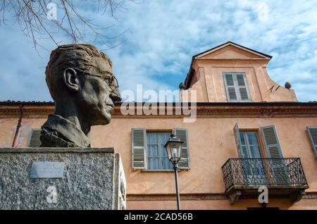 SANTO STEFANO BELBO, ITALIEN - 21. FEBRUAR 2018: Heimat und Geburtsort von Cesare Pavese, berühmter italienischer Dichter und Schriftsteller des XX. Jahrhunderts, in Santo Stef Stockfoto