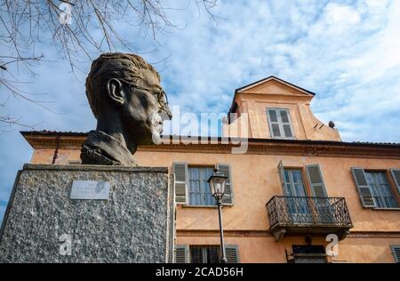 SANTO STEFANO BELBO, ITALIEN - 21. FEBRUAR 2018: Heimat und Geburtsort von Cesare Pavese, berühmter italienischer Dichter und Schriftsteller des XX. Jahrhunderts, in Santo Stef Stockfoto