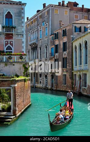 Venedig (Italien) - 2016. Mai 22 - die Menschen genießen eine Gondelfahrt über die Kanäle in Venedig Stockfoto