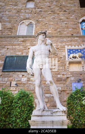 Replik von Michelangelos David Statue. Diese Kopie der Michelangelo Skulptur steht vor dem Palazzo Vecchio / Palazzo della Signoria, Stockfoto
