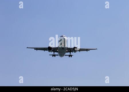 Passagierflugzeug am Himmel Nahaufnahme. Verringern der Höhe. Griechenland, Korfu. Stockfoto