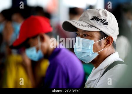 Yangon, Myanmar. August 2020. Pendler mit Gesichtsmasken nehmen ein Passagierschiff in Yangon, Myanmar, 6. August 2020. Myanmar meldete am Mittwoch zwei weitere importierte Fälle von COVID-19, was die Zahl der Infektionen auf insgesamt 357 brachte, so eine Mitteilung des Ministeriums für Gesundheit und Sport. Quelle: U Aung/Xinhua/Alamy Live News Stockfoto