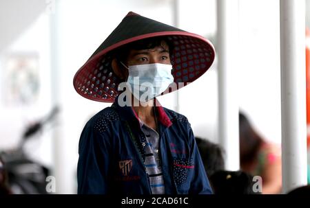 Yangon, Myanmar. August 2020. Ein Pendler mit Gesichtsmaske nimmt ein Passagierschiff in Yangon, Myanmar, 6. August 2020. Myanmar meldete am Mittwoch zwei weitere importierte Fälle von COVID-19, was die Zahl der Infektionen auf insgesamt 357 brachte, so eine Mitteilung des Ministeriums für Gesundheit und Sport. Quelle: U Aung/Xinhua/Alamy Live News Stockfoto