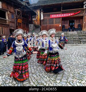 Junge Mädchen, die einen traditionellen Tanz. Sie sind von den Longde langen Rock Miao Menschen. Kaili Gebiet, Provinz Guizhou, China Stockfoto