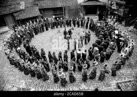 Jung und Alt bilden einen traditionellen Zirkeltanz. Sie sind von den Longde langen Rock Miao Menschen. Kaili Gebiet, Provinz Guizhou, China Stockfoto