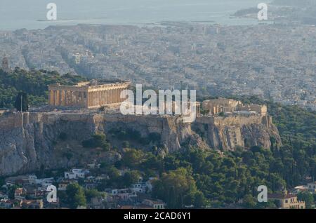 Die antike Akropolis und Parthenon vom Lycabettus-Hügel im Zentrum Athens gesehen - Foto: Geopix Stockfoto