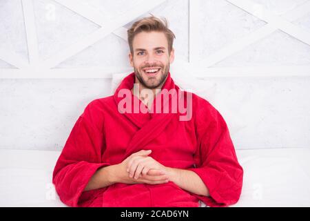 Kerl in Bademantel entspannen. Entspannen Sie vor dem Einschlafen. Genügend Schlaf jede Nacht erhalten. Konsistente zirkadianen Rhythmus wichtig für die allgemeine Gesundheit. Mann hübscher Kerl im Bett. Stockfoto