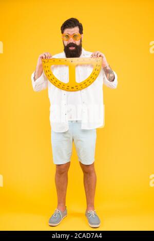 Schüler mit Messgerät. Friseur friseur. Bart Form beizubehalten. Bärtige Nerd mit Winkelmesser. Erkunden Sie Eigenschaften der Winkelmesser. Brutale hipster halten Winkelmesser für Mathe Lektion. Stockfoto