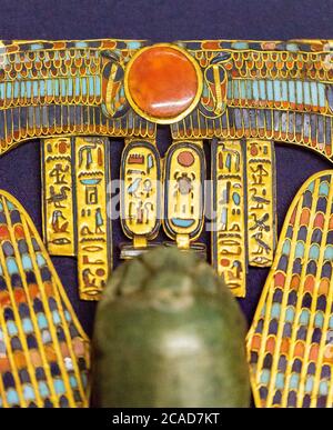 Ägypten, Tutanchamon-Schmuck, aus seinem Grab in Luxor, Detail eines Pektorals : Ein geflügelter Kartuschen aus grünem Stein hält die Königskartuschen. Stockfoto