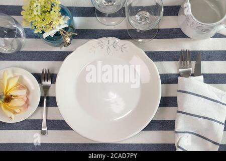 Maritime Dinner Menü Mockup, Stil Foto. Teller, Gläser und Besteck auf einem Tisch angeordnet Stockfoto