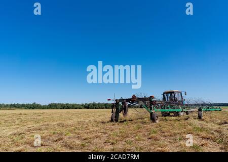 Mähdrescher im Feld Heu mähen. Stockfoto