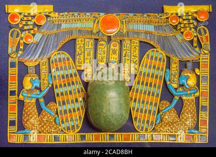 Ägypten, Tutanchamon-Schmuck, aus seinem Grab in Luxor, Detail eines Pektorals: Die Göttinnen Isis und Nephthys schützen einen geflügelten Scarab. Stockfoto