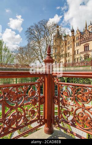 Schwerin - Nahaufnahme der historischen Balustrade mit Ornamenten auf Schloss Schwerin, Mecklenburg-Vorpommern, Schwerin, 27.04.2018 Stockfoto