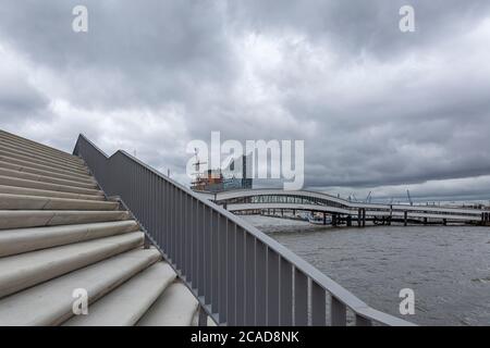 Hamburg - Blick auf die Überseebrücke im City Sport Harbour, Hamburg, Deutschland, Hamburg, 25.04.2018 Stockfoto