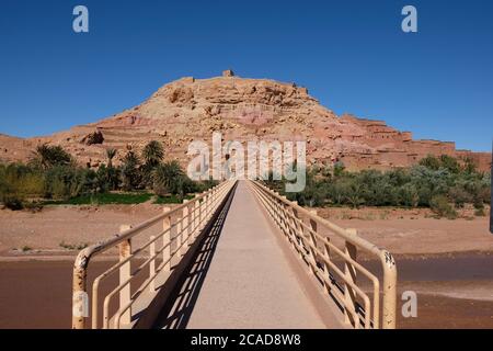 Brückeneingang zu Ait Benhaddou , berühmte alte Berber kasbah in Marokko in der Nähe von Ouarzazate Stadt. Sonniger blauer Himmel Stockfoto