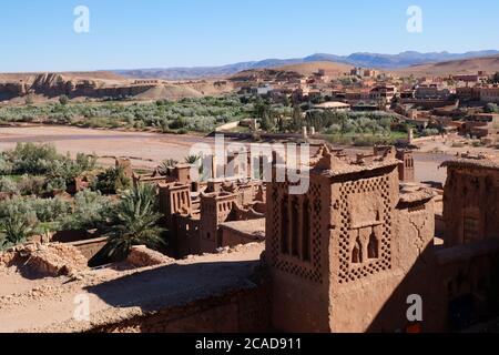 Blick auf die braune Ait Benhaddou und die sonnige blaue Skyline. Alte Berber kasbah in Marokko in der Nähe von Ouarzazate. AIT Benhaddou ist eine befestigte Stadt Stockfoto