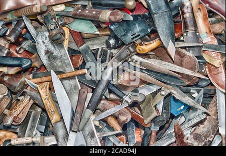 Messer und Klingen, die der lokalen Presse ausgestellt wurden, wurden als Ergebnis einer Messeramnestie durch Hampshire Constabulary, Hampshire, England, Großbritannien, übergeben Stockfoto