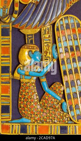 Ägypten, Kairo, Tutanchamon Schmuck, aus seinem Grab in Luxor, Detail eines Bruststücks : die Göttin Nephthys beschützt einen geflügelten Scarab. Stockfoto