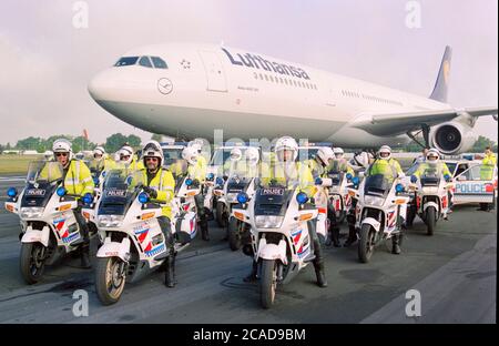 Hampshire Constabulary Polizeibeamte der Verkehrsabteilung posieren für einen Fotoanruf an der Farnborough International Air Show, Farnborough, Hampshire, England, Großbritannien Stockfoto