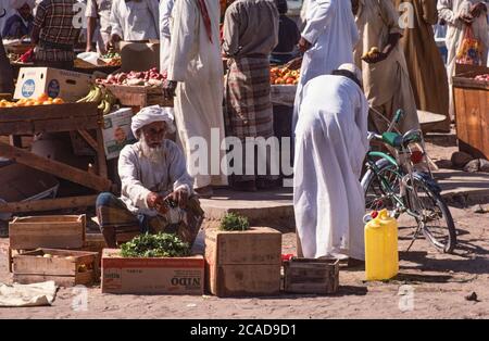 Archivbild: Das Sultanat Oman 1979, sieben Jahre nach der Machtübernahmen des Sultans Qaboos und der Modernisierung des Landes. Dies war noch eine Zeit, als der Tourismus in das Land in den Kinderschuhen steckte. Bild: Alter Mann, der frische Produkte auf einem Obst- und Gemüsemarkt im Freien in Sidab verkauft. Quelle: Malcolm Park Stockfoto