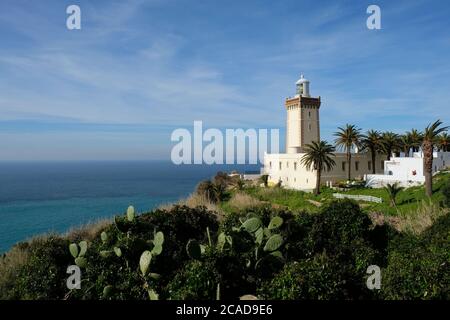 In Marokko Tangier weißer Leuchtturm in der Nähe des blauen Ozeans. Sonnige Wolken Skyline . Kap Malabata mit einem Leuchtturm Stockfoto