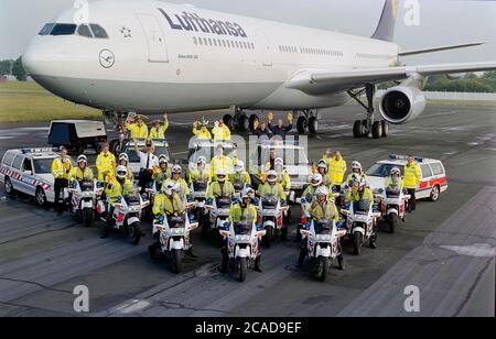 Hampshire Constabulary Polizeibeamte der Verkehrsabteilung posieren für einen Fotoanruf an der Farnborough International Air Show, Farnborough, Hampshire, England, Großbritannien Stockfoto