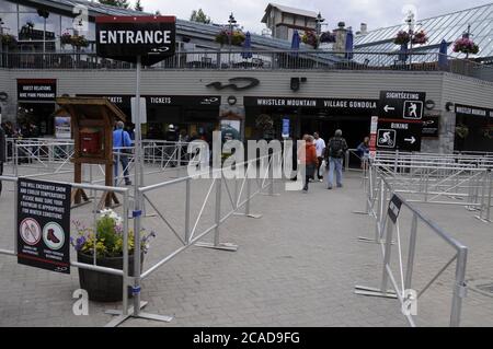 Vor dem Haupteingang des Whistler Mountain Skilifts Centre in Whistler Village, British Columbia, Kanada, werden Schranken aufgestellt Stockfoto