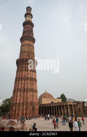 Indien, Delhi. Qutub Minar, um 1193, eines der frühesten bekannten Beispiele islamischer Architektur. Erbaut zu Ehren des heiligen Qutbuddin Bakhtiar Kaki. UNESCO. Stockfoto