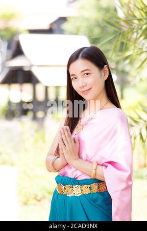 Asiatische schöne Frau tragen traditionelle Thai Kultur, vintage traditionelle Kleid Anzug Stil zahlen Respekt. Traditionelles Thai-Kleid mit identitätsstiftlichem Thai-Cul Stockfoto