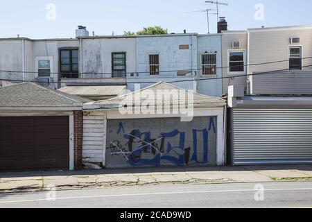 Alte Garagen und die Rückseite von Häusern kostengünstig gebaut alten Gebäuden entlang der Church Avenue in der multirassischen Kensington Nachbarschaft in Brooklyn; New York. Stockfoto