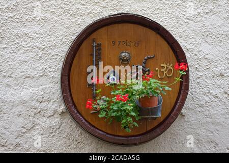 Weinfassdecke, Außenwanddekoration, Gecko, Frosch, Thermometer, Türkisches Auge, Blumen, Stuckwand, Mosel, Europa, Moseltal, Zell; Deutschland Stockfoto