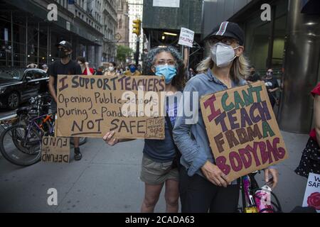 New York City Lehrer, Eltern, Studenten und andere nehmen an einem "National Day of Resistance to Unsafe School Re-Openings" Teil.Grund dafür ist die Covid-19 Kundgebung und der marsch, der vom UFT-Hauptquartier am unteren Broadway zum Department of Education und Foley Square in Manhattan ging. Stockfoto