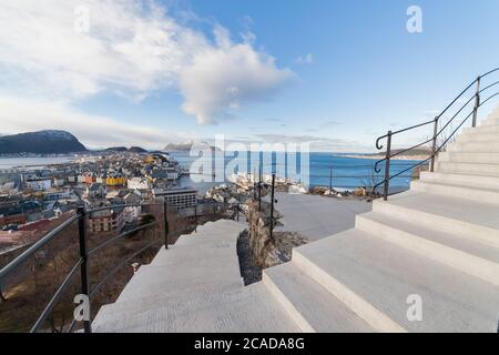 AALESUND, NORWEGEN - 2016. FEBRUAR 19. Aalesund Stadt von den Wandertreppen bis zum Stadtblick Stockfoto