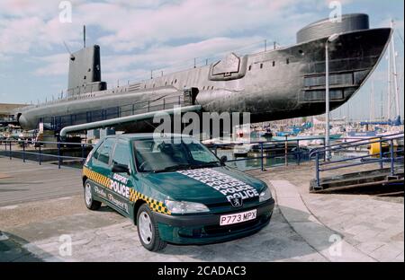 Ein gesponsertes Polizeiauto der Gemeinde, das im Royal Navy Submarine Museum in Gosport, Hampshire, England, Großbritannien, ausgestellt wird - Museumsausstellung HMS Alliance ist im Hintergrund. Stockfoto