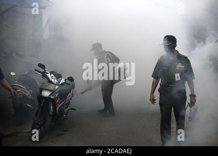 Beamte des örtlichen Gesundheitsamtes, die Insektizid-Beschlagssitzung durchführen, eine Dengue-Fieber-Ausbruchsprävention in einem dicht besiedelten Gebiet von Jakarta. Stockfoto