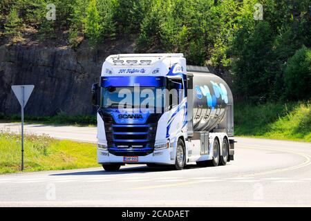 Wunderschön angepasste nächste Generation Scania Milchbehälter LKW KM Kuljetus Oy Transport von Valio Milch auf Kreuzung. Forssa, Finnland. Juli 31, 2020. Stockfoto