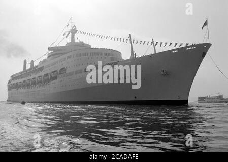 Die SS Canberra kommt zum letzten Mal im Hafen von Southampton an und fliegt mit ihrem auszahlenden Wimpel, Southampton Water, Southampton, Hampshire, England, Großbritannien - 30. September 1997 Stockfoto