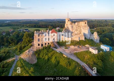 Rabsztyn, Polen. Ruinen der mittelalterlichen königlichen Burg auf dem Felsen im polnischen Jura-Hochland. Luftaufnahme im Sonnenaufgangslicht im Sommer Stockfoto