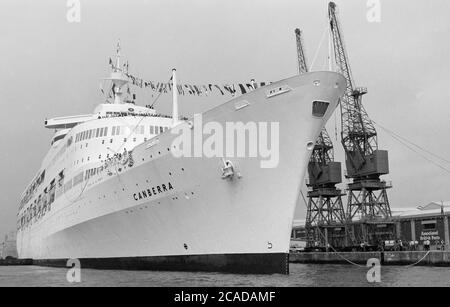 Die SS Canberra kommt zum letzten Mal im Hafen von Southampton an und fliegt mit ihrem auszahlenden Wimpel, Southampton Water, Southampton, Hampshire, England, Großbritannien - 30. September 1997 Stockfoto