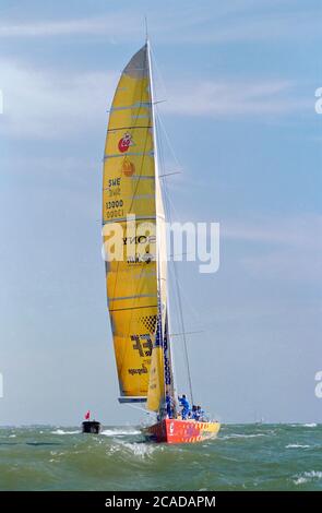 Yachten, die auf der letzten Etappe des Whitbread Round the World Race 1997-1998 im Solent antreten, nähern sich der Ziellinie in Southampton, England, Großbritannien - Blick auf die Siegeryacht EF Language mit Skipper von Paul Cayard Stockfoto