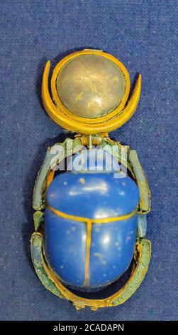 Ägypten, Kairo, Tutanchamon Schmuck, aus seinem Grab in Luxor : Amulett in Form eines Scarabs mit Mondscheibe. Stockfoto