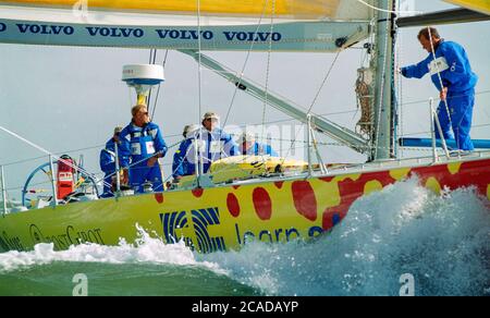 Yachten, die auf der letzten Etappe des Whitbread Round the World Race 1997-1998 im Solent antreten, nähern sich der Ziellinie in Southampton, England, Großbritannien - Blick auf die Siegeryacht EF Language mit Skipper von Paul Cayard Stockfoto