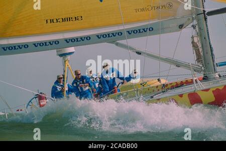 Yachten, die auf der letzten Etappe des Whitbread Round the World Race 1997-1998 im Solent antreten, nähern sich der Ziellinie in Southampton, England, Großbritannien - Blick auf die Siegeryacht EF Language mit Skipper von Paul Cayard Stockfoto