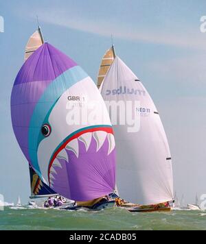 Yachten, die auf der letzten Etappe des Whitbread Round the World Race 1997-1998 in der Solent antreten, nähern sich der Ziellinie in Southampton, England, Großbritannien - Ansicht des britischen Entry Silk Cut mit Skipper Lawrie Smith Stockfoto