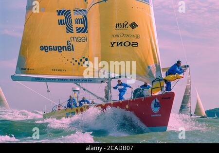 Yachten, die auf der letzten Etappe des Whitbread Round the World Race 1997-1998 im Solent antreten, nähern sich der Ziellinie in Southampton, England, Großbritannien - Blick auf die Siegeryacht EF Language mit Skipper von Paul Cayard Stockfoto