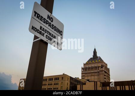 Ein Schild mit der Aufschrift „kein Zutritt zur Eastman Kodak Company“ außerhalb des Eastman Kodak Hauptquartiers in Rochester, New York. Eastman Kodak war einst ein Riese und hat Schwierigkeiten, in der Welt der digitalen Bildgebung zu überleben. Im August 2020 gab das Unternehmen den Umstieg auf die pharmazeutische Fertigung bekannt. Stockfoto